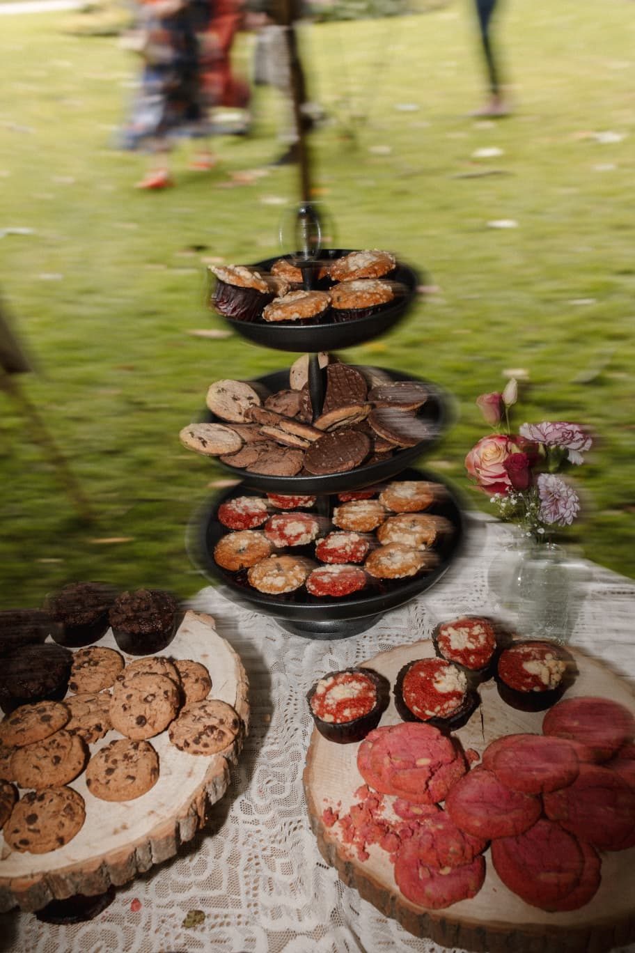 Etag&egrave;re met koekjes op het gras