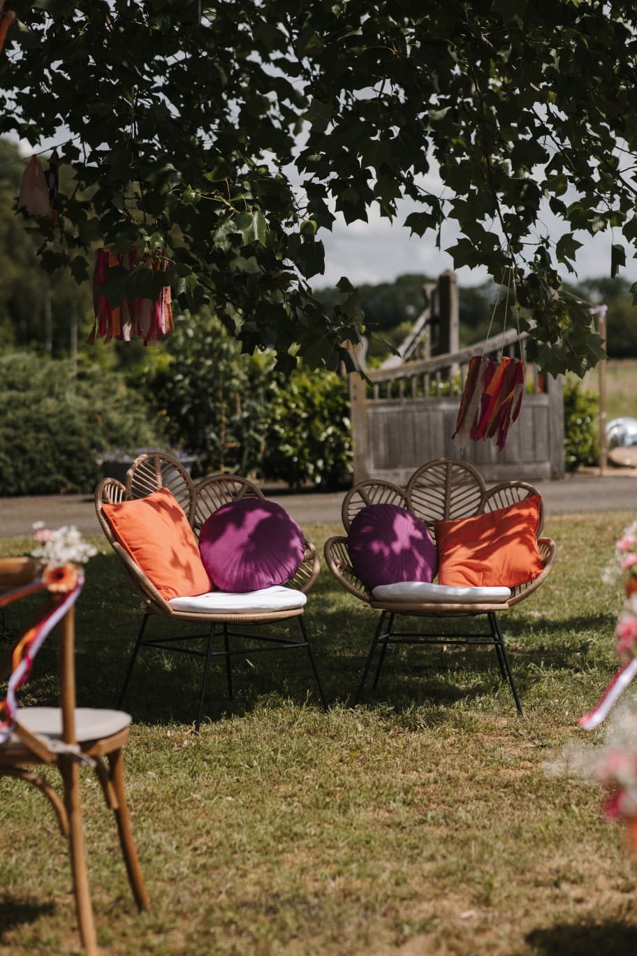 Loungeplek met kleurrijke kussens op het gras