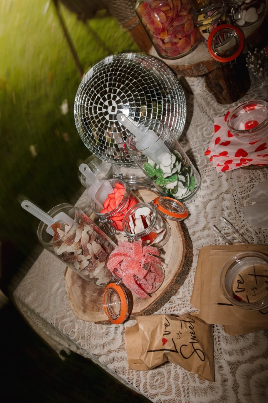 Sweet table met snoep en een discobal