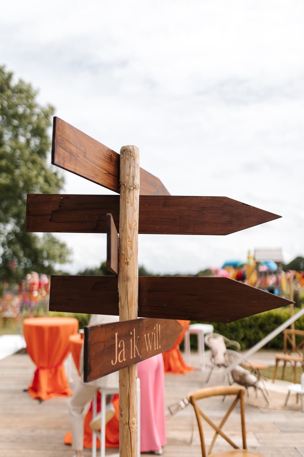 Houten wegwijzer op het feestterrein